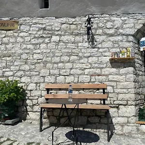 Kate Castle Gasthuis Berat